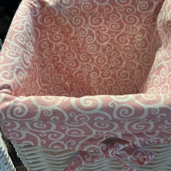 Three white baskets with liners - Picture 6 of 7